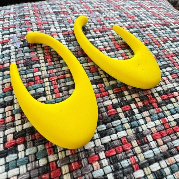 Mod Style Yellow Atomic Earrings - Picture 6 of 12